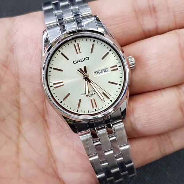 Casio femme. LTP-1335D-9AVDF